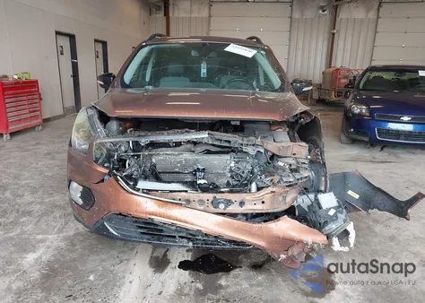 2017 Ford Escape Titanium z USA, uszkodzony, nr VIN 1FMCU0JD0HUE22563